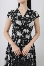 Đầm công sở vải lụa hoạ tiết dáng A cổ xẻ V vai chờm khoá thân sau - Ảnh 2