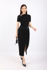 Đầm công sở vải cotton dáng ôm cổ leo lệch phối mặt kim loại trang trí - Ảnh 2