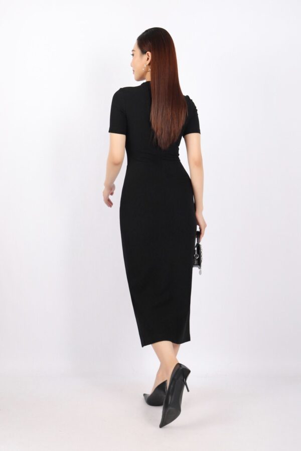 Đầm công sở vải cotton dáng ôm cổ leo lệch phối mặt kim loại trang trí - Ảnh 3