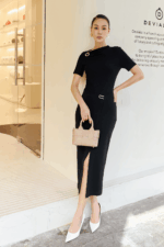 Đầm công sở vải cotton dáng ôm cổ leo lệch phối mặt kim loại trang trí
