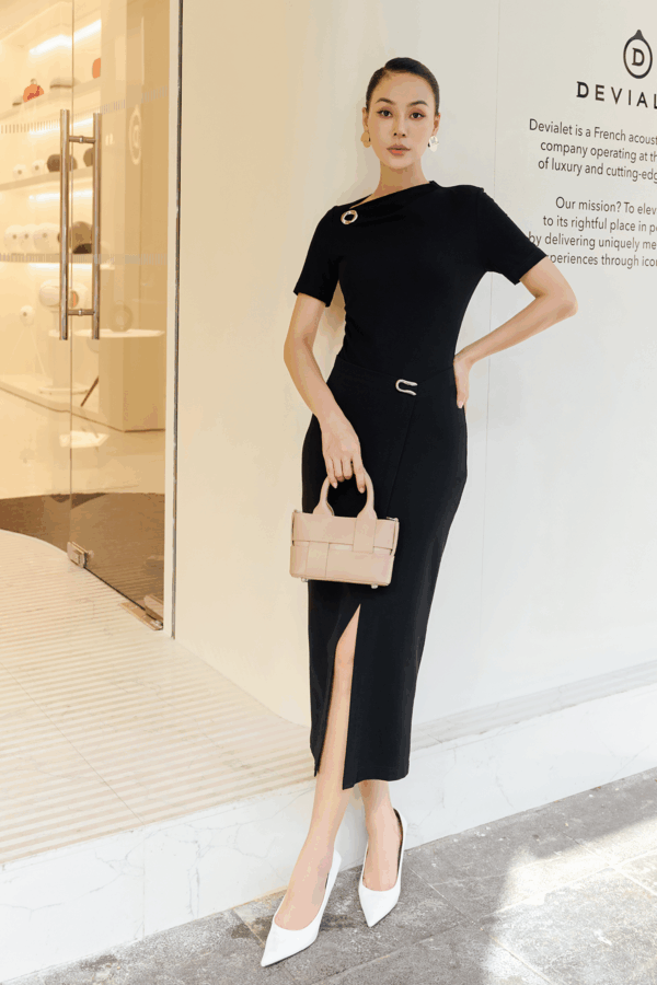 Đầm công sở vải cotton dáng ôm cổ leo lệch phối mặt kim loại trang trí - Ảnh 1